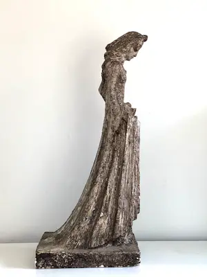 Nicolaas van der Kreek - Treurend vrouwenfiguur met bloemen kopen? Bied vanaf 300!