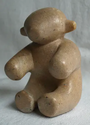 Onbekend - Stenen beeldje , Beer – Gesigneerd - Hoogte 14 cm kopen? Bied vanaf 10!