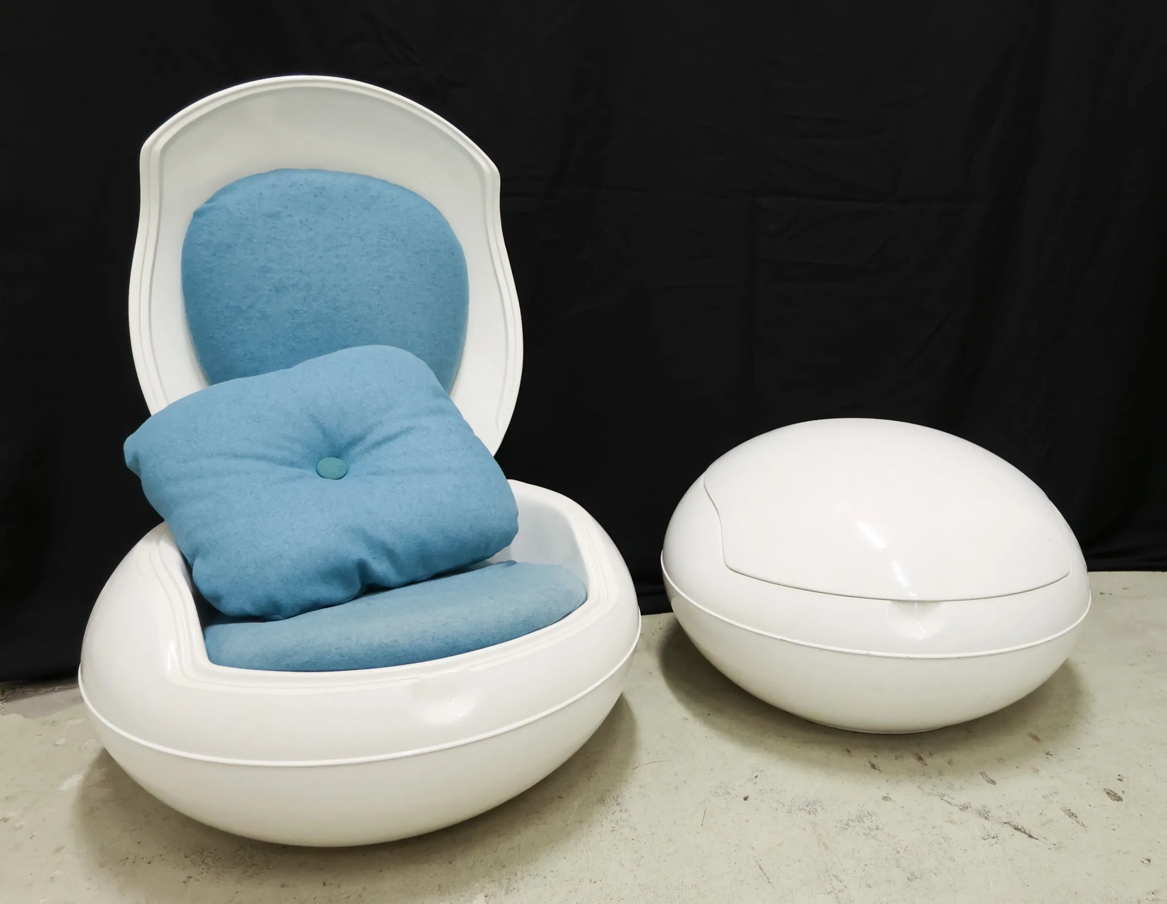 AcheterPeter Ghyczy - Twee iconische 'Garden Egg Chairs'? Enchérissez de 1200!