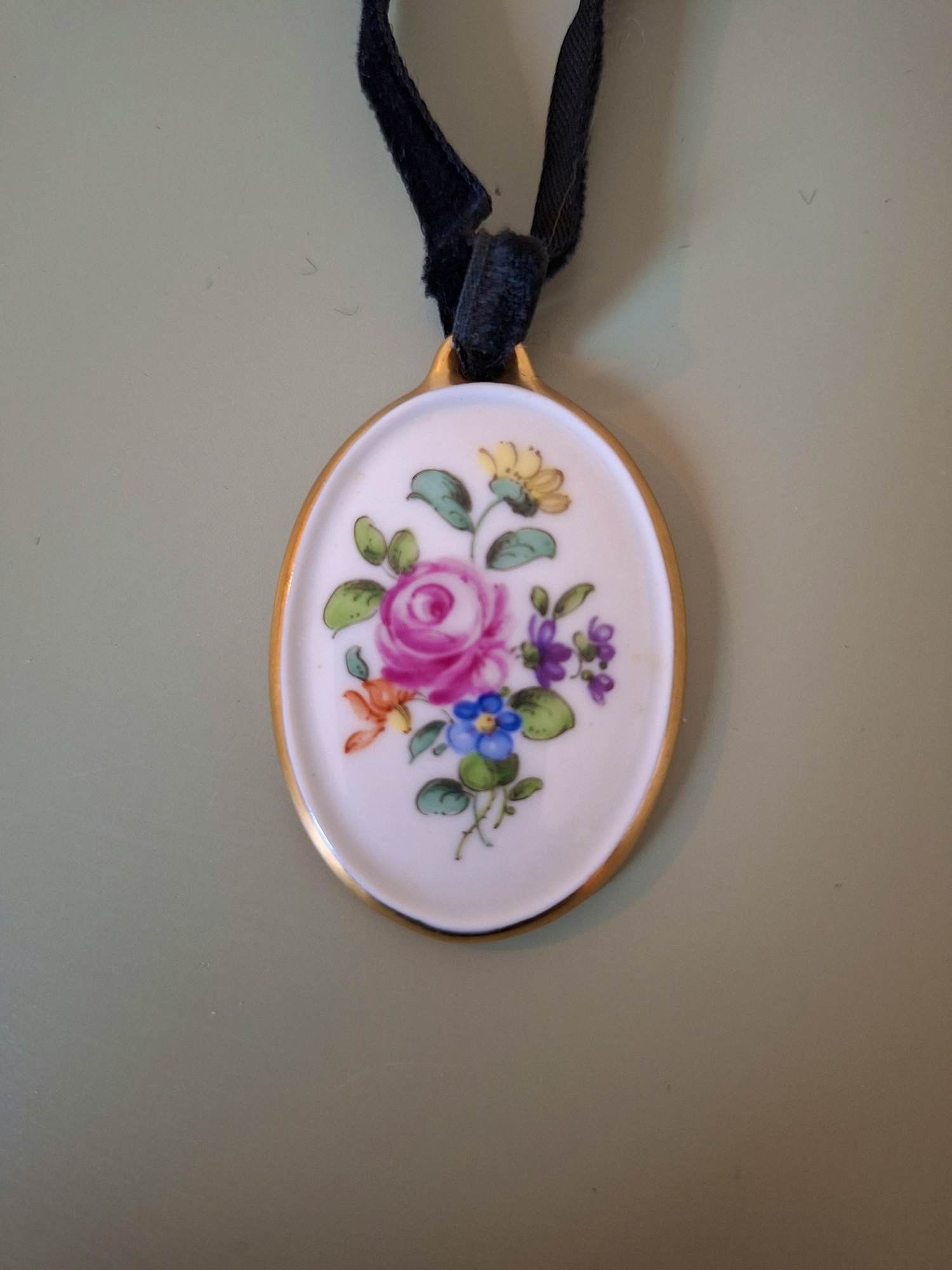 Augarten Wien - Hanger met zwarte fluwelen choker kopen? Bied vanaf 35!