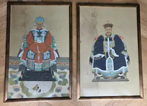 Onbekend - Twee Chinese Voorouder Schilderingen - Verf op zijde- 110 x 75 kopen? Bied vanaf 350!
