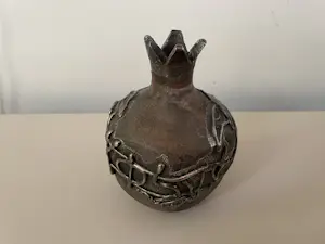 Keramiek overige - Sherman Israel - Granaatappel aardewerken vaasje met zilveren .925 decoratie kopen? Bied vanaf 10!