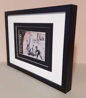 Banksy - Banksy ingelijste Maximum kaart FDC met annuleringsstempel 24.02.2023 Kiev -2023 kopen? Bied vanaf 120!