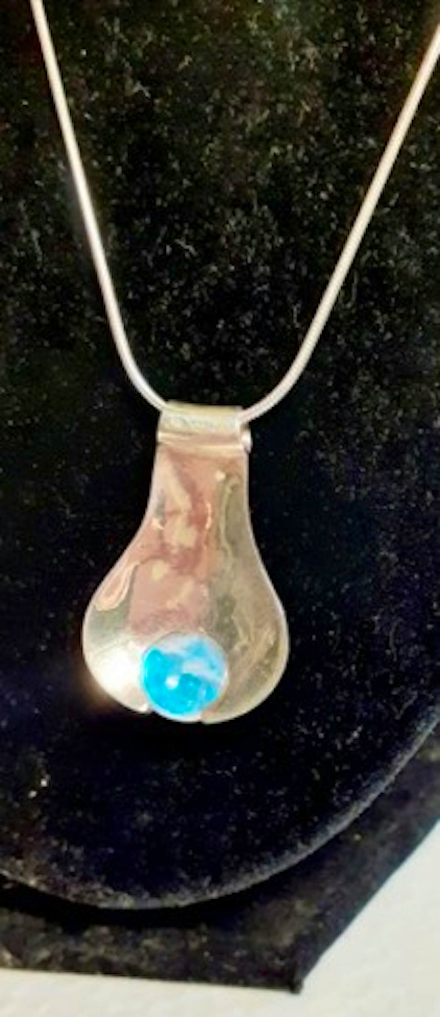 In nieuwstaat Zilveren ketting en hanger gezet met maansteen verkocht voor € 35!