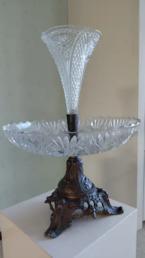 Onbekend - Glazen vaas met schaal en bronsachtige voet kopen? Bied vanaf 20!