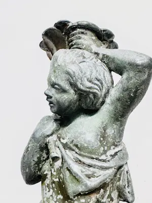 Curiosa - Figuurlijke kandelaarvoet – Putto met draperie kaufen? Bieten Sie von 20!
