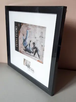 Banksy - Banksy ingelijste Maximum kaart FDC met annuleringsstempel 24.02.2023 Kiev -2023 kopen? Bied vanaf 100!