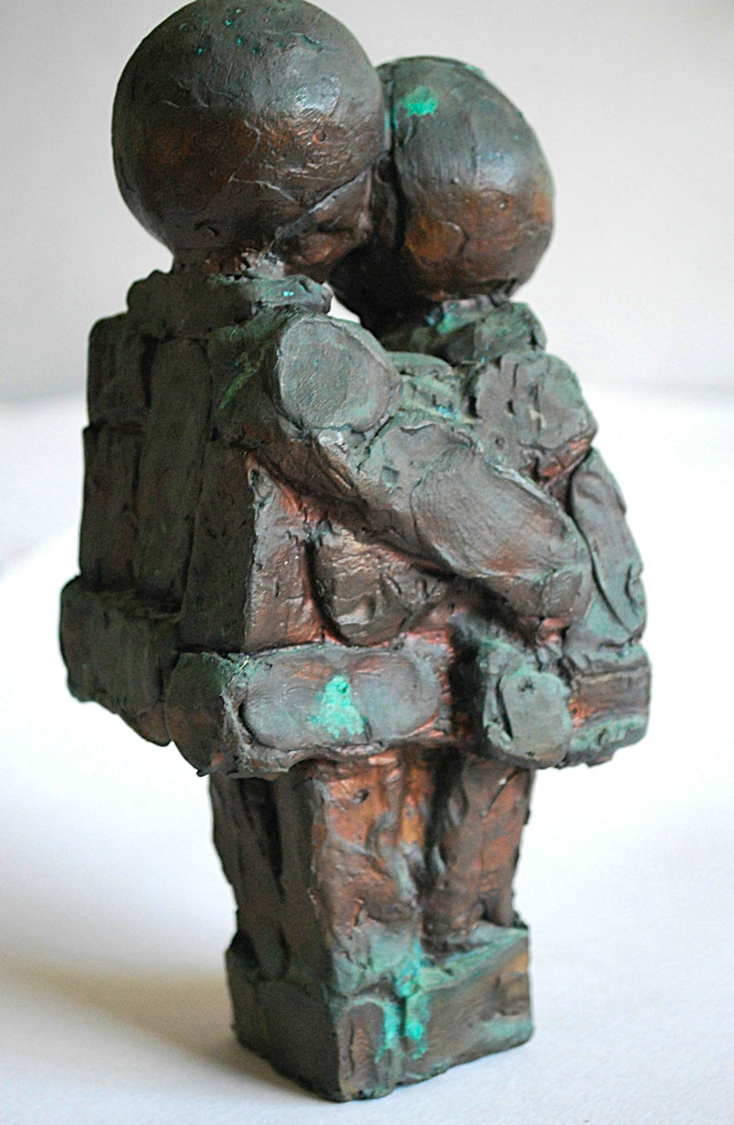 Brons (Onbekend) - 2 kinderen in omarming - gesigneerd 1974 - (2.3 kg) kopen? Bied vanaf 70!