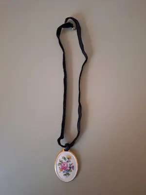 Buy Augarten Wien - Hanger met zwarte fluwelen choker? Bid from 35!