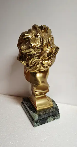 Jean-Baptiste Carpeaux - Het lachende kind. Brons met patina, glanzend en mat goud. kopen? Bied vanaf 100!