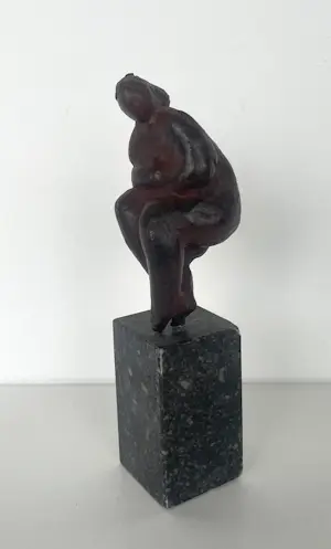 Brons (Onbekend) - Zittende vrouwfiguur op hardstenen sokkel kopen? Bied vanaf 100!