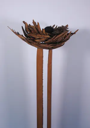 Onbekend - Groot houten sculptuur met bronzen ei, Vogelnest kopen? Bied vanaf 250!