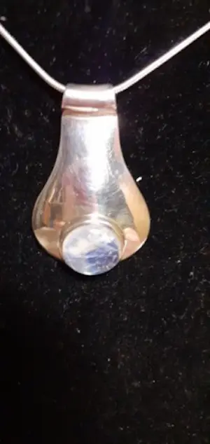 In nieuwstaat Zilveren ketting en hanger gezet met maansteen kopen? Bied vanaf 35!