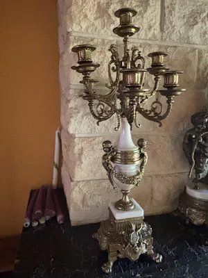 Brevettato - Antieke Italiaanse Ormolu schouwklok met Cherubs en bijhorende kandelaars kaufen? Bieten Sie von 250!