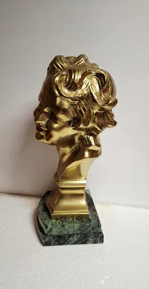 Jean-Baptiste Carpeaux - Het lachende kind. Brons met patina, glanzend en mat goud. kopen? Bied vanaf 100!