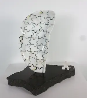 Onbekend - Sculptuur uit marmer / hardsteen, Hoofd met puzzelstukjes kopen? Bied vanaf 250!