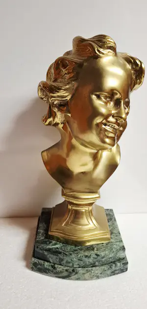 Jean-Baptiste Carpeaux - Het lachende kind. Brons met patina, glanzend en mat goud. kopen? Bied vanaf 100!