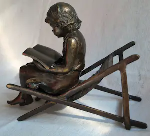 Brons (Onbekend) - Bronzen beeld , Lezend meisje op strandstoel kopen? Bied vanaf 150!