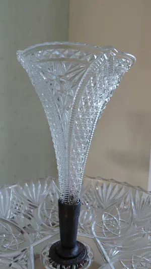 Onbekend - Glazen vaas met schaal en bronsachtige voet kopen? Bied vanaf 20!