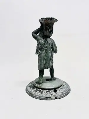 Curiosa - Figuurlijke kandelaarvoet – Putto met draperie kaufen? Bieten Sie von 20!