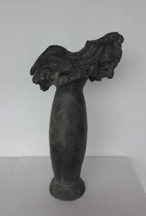 Brons (Onbekend) - Bronzen beeld (ca. 15 kg), Liggend naakt op vaas kopen? Bied vanaf 350!