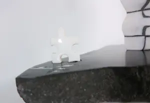 Onbekend - Sculptuur uit marmer / hardsteen, Hoofd met puzzelstukjes kopen? Bied vanaf 250!