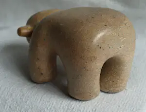 Onbekend - Stenen beeldje , Beer – Gesigneerd - Hoogte 14 cm kopen? Bied vanaf 10!