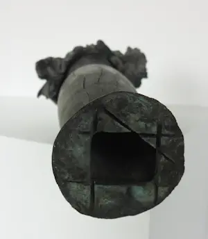 Brons (Onbekend) - Bronzen beeld (ca. 15 kg), Liggend naakt op vaas kopen? Bied vanaf 350!