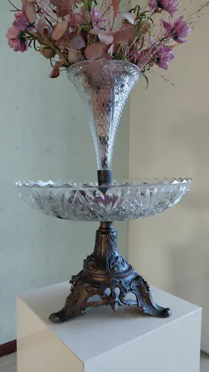 Onbekend - Glazen vaas met schaal en bronsachtige voet kopen? Bied vanaf 20!