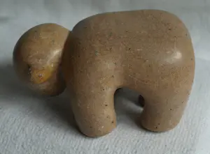 Onbekend - Stenen beeldje , Beer – Gesigneerd - Hoogte 14 cm kopen? Bied vanaf 10!