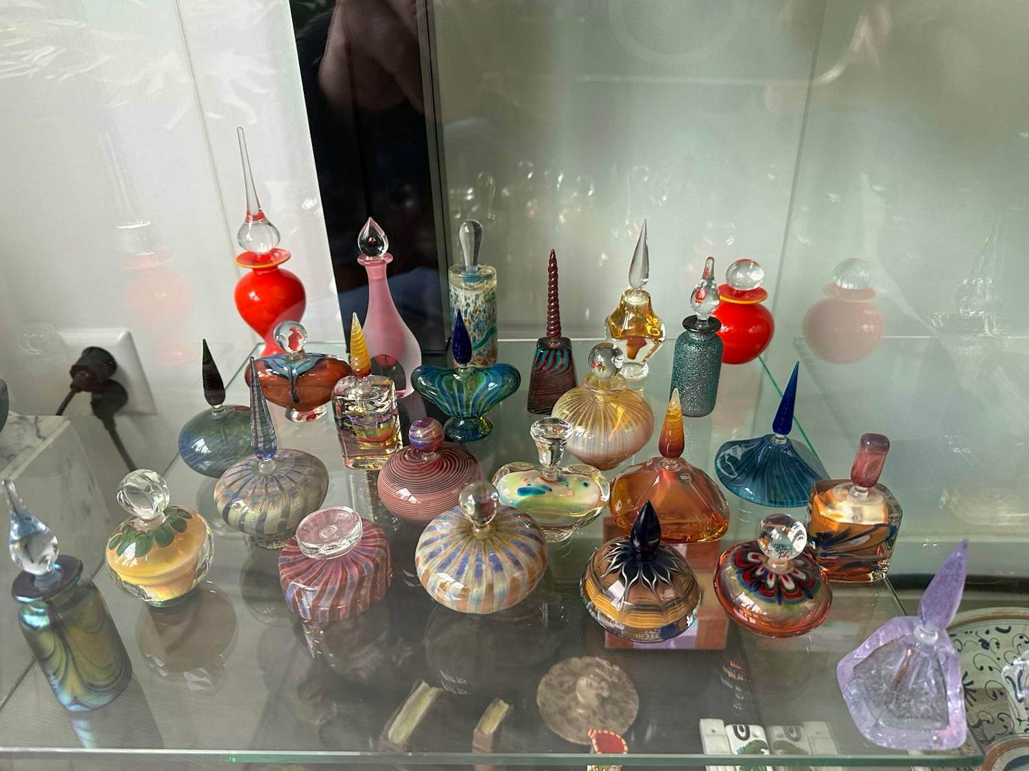 Onbekend - Schitterende mondgeblazen parfumflesjes, 26 stuks. kopen? Bied vanaf 199!