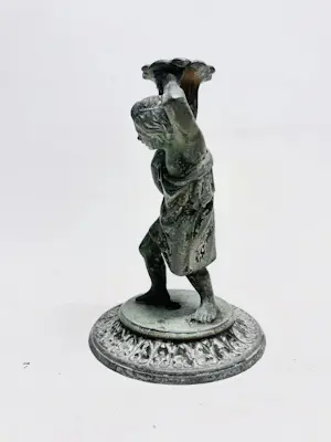 Curiosa - Figuurlijke kandelaarvoet – Putto met draperie kaufen? Bieten Sie von 20!