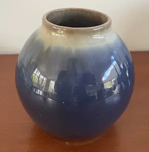 Keramiek overige - Art Nouveau Kunstaardewerken vaas uitgevoerd met blauw stroomglazuur kopen? Bied vanaf 20!