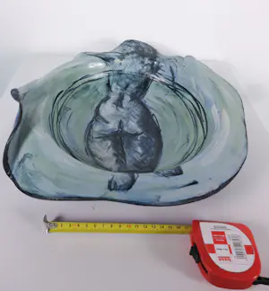 Keramiek overige - Handbeschilderde & vrij gevormde schaal van keramiek met naaktfiguur kopen? Bied vanaf 50!