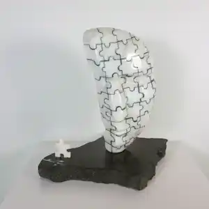 Onbekend - Sculptuur uit marmer / hardsteen, Hoofd met puzzelstukjes vendu pour 200€ !