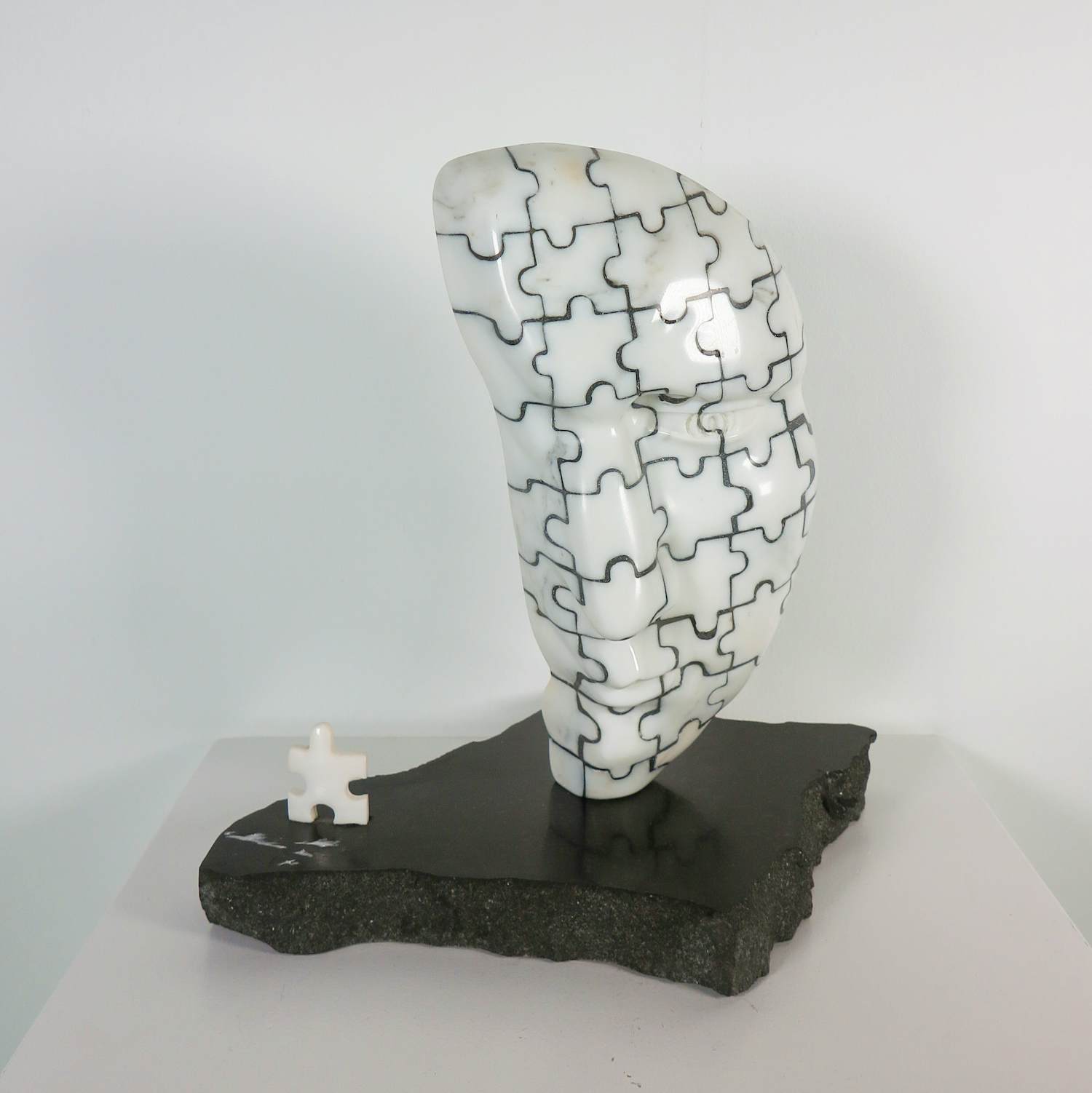 Onbekend - Sculptuur uit marmer / hardsteen, Hoofd met puzzelstukjes kopen? Bied vanaf 250!