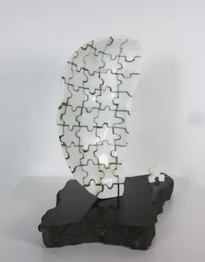 Onbekend - Sculptuur uit marmer / hardsteen, Hoofd met puzzelstukjes kopen? Bied vanaf 250!