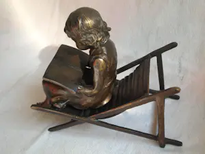 Brons (Onbekend) - Bronzen beeld , Lezend meisje op strandstoel kopen? Bied vanaf 150!