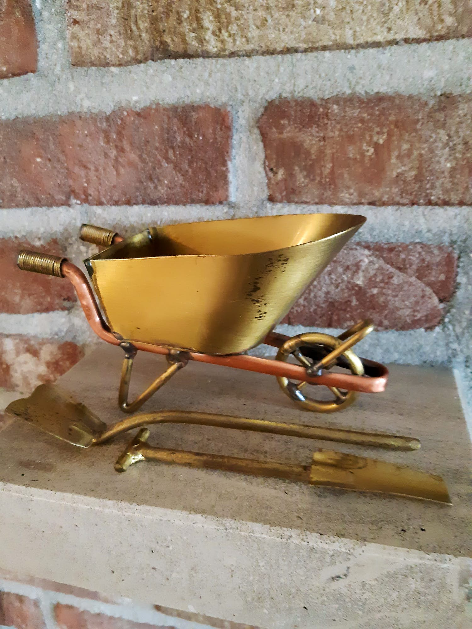 Daniel D'Haeseleer - Kruiwagen met 2 spades kopen? Bied vanaf 30!