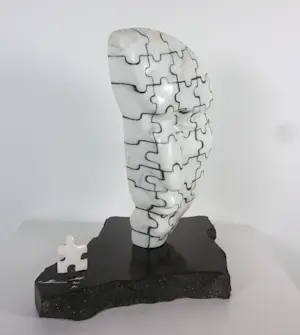 Onbekend - Sculptuur uit marmer / hardsteen, Hoofd met puzzelstukjes kopen? Bied vanaf 250!