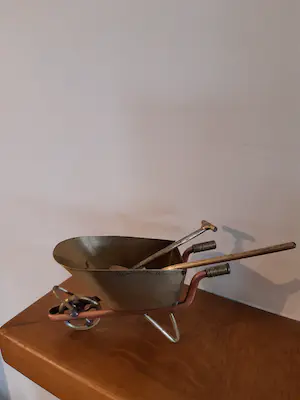 Daniel D'Haeseleer - Kruiwagen met 2 spades kopen? Bied vanaf 30!