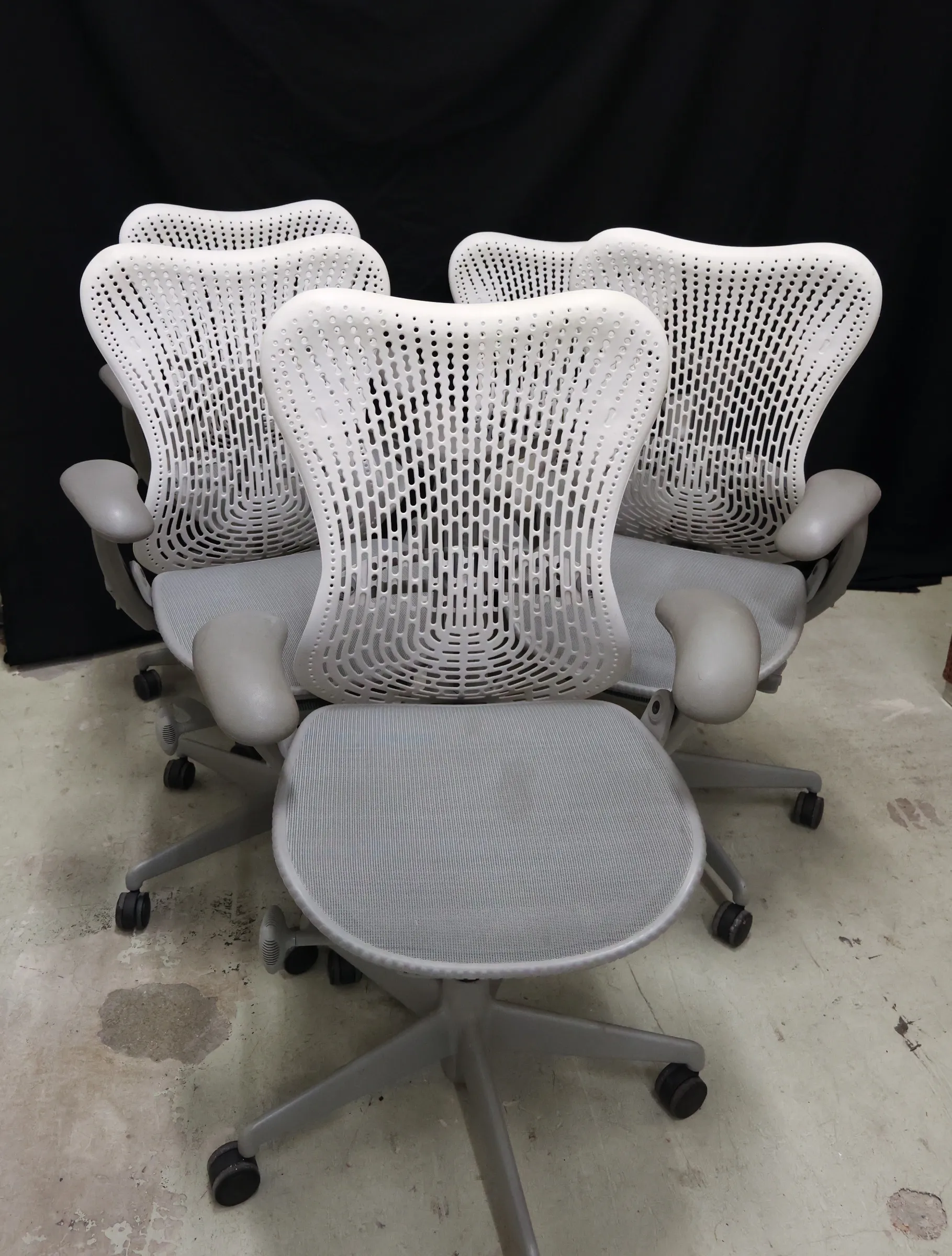 AcheterHerman Miller - Vijf 'Mirra 2' bureaustoelen? Enchérissez de 1000!