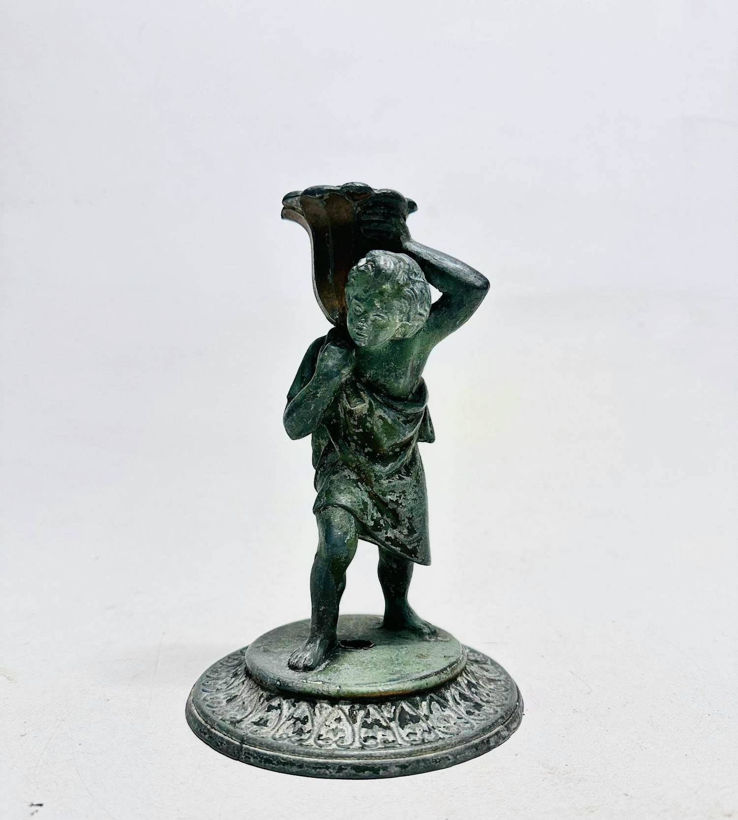 Buy Curiosa - Figuurlijke kandelaarvoet – Putto met draperie? Bid from 20!