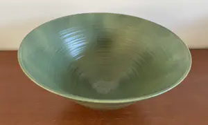 Onbekend - Grote Kunst Keramische groene kom op voet gesigneerd HS kopen? Bied vanaf 10!