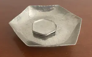 Curiosa - J.J. Davids Amsterdam - Art Deco handgehamerde zilvertinnen onderzetter set kopen? Bied vanaf 30!