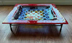 Louis La Rooy - Prachtige glazen schaal (fused plate, rood, blauw, zilver) op metalen frame kopen? Bied vanaf 50!