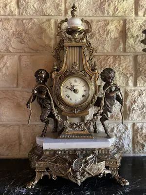 Brevettato - Antieke Italiaanse Ormolu schouwklok met Cherubs en bijhorende kandelaars kaufen? Bieten Sie von 250!
