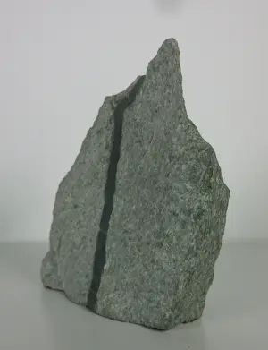 Onbekend - Beeld van steen en glas, Abstracte vorm kopen? Bied vanaf 50!