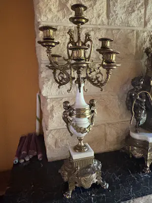 Brevettato - Antieke Italiaanse Ormolu schouwklok met Cherubs en bijhorende kandelaars kaufen? Bieten Sie von 250!