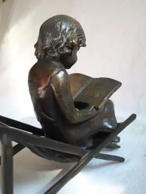 Brons (Onbekend) - Bronzen beeld , Lezend meisje op strandstoel kopen? Bied vanaf 150!